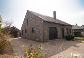 Op zoek naar een ruime instapklare ééngezinswoning met tuin op een rustige locatie? Deze woning met bewoonbare opp. van 266m² (bron EPC) is gelegen in Diepenbeek, op een mooi zuidgericht perceel van 788m² met grote tuin. Het bijgebouw biedt ook veel mogelijkheden voor hobbyisten, of als plaats voor een mobilhome.<br />De woning ligt vlakbij al de verbindingswegen naar Diepenbeek centrum, Genk of Hasselt. Met in de nabije omgeving sportmogelijkheden, openbaar vervoer en scholen.<br />Indeling:<br />* Kelder (41m²)<br /><br />* Gelijkvloers:<br />Inkomhal<br />Toilet<br />Bureau<br />Woonkamer (36m²)<br />Keuken <br />Wasplaats/Berging<br />Slaapkamer 1 (14m²)<br />Badkamer<br />Inpandige garage <br /><br />Bijgebouw (38m²) met veel mogelijkheden (incl. werkput) en hoge deuren (2.80m)!<br /><br />* Eerste verdieping:<br />Nachthal<br />4 Ruime slaapkamers (18m², 18m², 14m², 14m²)<br />Hobbykamer/Bureau (17m²) met toegang tot zolderberging<br /><br />* Bijzonderheden:<br />Ruime woning met enorm veel potentieel<br />Omheinde zuidgerichte tuin<br /><br />*EPC-C : Energiezuinige woning zonder renovatieplicht!<br /><br />Wens je meer informatie over dit unieke pand of graag een bezoek inplannen? Contacteer Nathalie 0477 493871 of nathalie.poelmans@albert.immo of bezoek onze website albert.immo.<br />Bij Albert kom je thuis!
