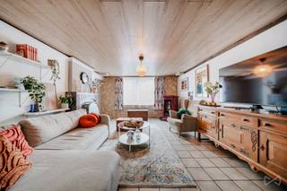 Contact : Sabrina - 0492 29 39 17Située dans le calme absolu, au cœur d’un environnement verdoyant, cette villa pleine de charme offre un cadre de...