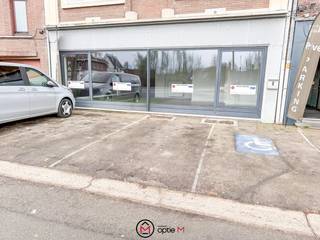 Zeer centraal gelegen handelsgelijkvloers met parking.Gelegen op de Kempische Steenweg tussen de grote en de kleine ring, vlakbij invalswegen,...