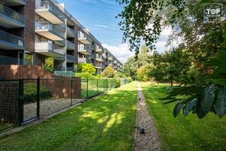 Gelegen in Sint-Denijs-Westrem, vlakbij Gent-centrum en nabij invalswegen, vinden we dit instapklaar 1 slaapkamer appartement in de residentie Wings I.<br /><br />Het appartement is het meest geschikt voor singles of een koppel. De indeling is als volgt: je komt binnen in de keuken, voorzien van een vaatwasser, oven en ijskast met diepvries. Vervolgens is er de leefruimte met zicht op de prachtige tuin. Ook vanuit de slaapkamer geniet je het mooie zicht naar buiten. Badkamer met toilet, ligbad en wastafel. In de berging is er een voorziening voor een wasmachine. <br /><br />Verdere troeven: <br /><br />·Lichtrijke en gezellige leefruimte met toegang tot het terras en private groene tuin<br />·Nabij invalswegen en openbaar vervoer<br />·Gunstig EPC en elektriciteit conform<br />·Ruime berging met aansluiting wasmachine<br />·Perfect geschikt voor eigen bewoning als investering<br />·Afgesloten fietsenberging in ondergrondse garage<br /><br />Beschikbaar bij akte. Contacteer Top Vastgoed voor een bezoek op 0475 700 700.