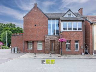 <strong>*IN OPTIE* LICHTRIJK DUPLEXAPPARTEMENT (135m²) MET 2 SLAAPKAMERS EN 2 TERRASSEN IN HET CENTRUM VAN STOKKEM.</strong><br /><br /><strong>ADRES</strong><br />Steenkuilstraat 73, 3650 Dilsen-Stokkem<br /><br /><strong>TROEVEN<br /></strong>- Gelegen in het centrum van Stokkem.<br />- Ideaal gelegen nabij de wissen en natuurgebied negenoord.<br />- EPC klasse C, geen renovatieverplichting.<strong><br /></strong>- Elektriciteit is conform.<br /><span>- Kleinschalig project (2 appartementen).<br />- Aparte inkom.</span><br /><span>- Geen gemeenschappelijke kosten.</span><br /><span>- Bewoonbare oppervlakte van 134,31m².<br />- 2 terrassen samen 25,63m².<br /></span><br /><strong>GELIJKVLOERS 00</strong><br /><span>- Aparte ingang via buitentrap met trapverlichting.</span><span><br /></span>- Trap kan omhoog (hieronder is ruimte voorzien om een container te plaatsen).<br /><br /><strong>VERDIEPING +01</strong><br /><span>- Overdekte inkom (buiten) (0.95m x 2,50m = 2,38m²): tegelvloer. <br /></span>- Inkomhal (binnen) (1,50m x 2,00m =3,00m²) tegelvloer.<br />- Leefruimte (5,5m x 8,20m = 45,10 m²): gashaard, trap naar 2e verdieping, schuiframen (1 raam voorzien van elektrische screens) naar beide terrassen, deels parket- deels tegelvloer.<br />- Terras 1 (2,75m x 4,5m = 12,38 m²) : spots voorzien in de PVC vloer. <br />- Terras 2 (2,85m x 4,65m = 13,25 m²) automatische zonneluifel, spots voorzien in de PVC vloer. <span><br /></span>- Leefkeuken (3,40m x 3,00m =10,20m²): geïnstalleerde keuken met onder- en bovenkasten, lades, koelkast, combi-oven, 5-pits gasfornuis + dampkap, betegelde achterwand; keukeneiland/ziteiland met spoelbak, leggers; veel lichtinval dankzij grote raampartij, tegelvloer. <br /><span>- Apart toilet (1,00m x 2,00m = 2,00m²): deels wandtegels, hangtoilet, wastafel, tegelvloer.<br /></span>- Wasplaats <span> (3,25m x 3,25m = 10,56m²): aansluiting wasmachine/droogkast, kitchenette met onderkasten/bovenkasten, spoelbak, betegelde achterwand, gas Cv-installatie, tegelvloer. </span><br /><br /><strong>VERDIEPING +02</strong><br /><span>- O</span>verloop ((4m x 2,60m) + (2,10m x 1,60m) = 13,80m²: trap naar het gelijkvloers, laminaat.<span><br />- Badkamer (3,2m x 3m = 9,60m²): ingericht badmeubel met enkele lavabo, onderlades, spiegelkasten met verlichting; inloopdouche, hangtoilet,betegelde achterwand, tegelvloer.<br />- Slaapkamer 1 (4,60m x 3,75m = 17,25m²): wandrekken, laminaat.</span><br /><span>- Slaapkamer 2 (4m x 4,40m = 17,60m²) met aansluitende dressing (1,3m x 4m = 5,2 m²) kledingrekken, laminaat.</span><br /><br /><strong>DIVERSE VERNIEUWINGEN SINDS 2014</strong><br /><span>- Nieuwe keuken (2014), nieuwe badkamer (2016), inrichting wasplaats (2018),parket opnieuw geschuurd (2019), Cv-installatie op gas (2021). </span><br /><br /><span>Bekijkt u deze advertentie via een aanverwante vastgoedsite, surf dan zeker naar onze website www.N78vastgoed.be voor een uitgebreide beschrijving en foto's. Meer info: +32 (0)89 86 18 88 of info@N78vastgoed.be.</span>