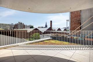 <p><strong>Lichtrijk en energiezuinig nieuwbouwappartement met ruim terras</strong><br /><br /><strong>Indeling</strong><br />Men komt meteen binnen in de <strong>lichtrijke leefruimte met volledig geïnstalleerde open keuken</strong>. Via de leefruimte heeft men toegang tot een <strong>zonnige terras met veel privacy. <br /></strong>Centraal, de praktische technische berging met een aansluiting voor uw wasmachine/droogkast, alsook een apart gastentoilet. <br />Achteraan, de <strong>ruime slaapkamer</strong> en een <strong>badkamer</strong> voorzien van een inloopdouche en een badkamermeubel met wastafel. <br /><br /><strong>Bijzonderheden</strong><br />EPB label <strong>A</strong>;<br /><strong>Maandelijkse kosten</strong>: 75,- EUR per maand (Beheer; verbruik/onderhoud van de gemeenschappelijke delen (incl. lift)).<br /><br /><strong>Ligging</strong><br />Het appartement bevindt zich vlak bij <strong>Park Spoor Noord</strong>. Deze ligging biedt de perfecte balans: u woont dichtbij het centrum van Antwerpen en geniet tegelijkertijd van de ontspanning van het nabijgelegen park.</p>