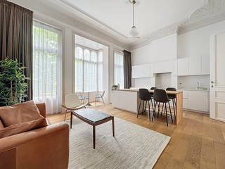 Dit volledig gerenoveerde appartement van ongeveer 76 m² bevindt zich op de tweede verdieping van een prachtig herenhuis en zal u bekoren met...