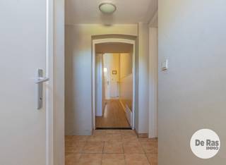 EERSTE KIJKDAG ZAT. 10/10/26 VAN 10U tot 14U (op afspraak 053.60.65.60!!) <br />ITTERBEEK - Woning met 3 slaapkamers en mooie tuin in Itterbeek<br /><br />Op een gunstige locatie langs de Lenniksebaan in Itterbeek bevindt zich deze ruime woning met 3 slaapkamers, een mooie tuin en heel wat potentieel. De woning is doorheen de jaren goed onderhouden, maar kan vandaag een opfrissing gebruiken. Ideaal voor wie op zoek is naar een woning die volledig naar eigen smaak kan worden ingericht.<br /><br />Via de inkomhal kom je binnen in de woning. Vervolgens bereik je de aangename en lichtrijke leefruimte, met aansluitend de praktisch ingerichte keuken.<br /><br />Verder beschikt de woning over een badkamer en twee slaapkamers. Op de bovenste verdieping bevindt zich de derde, ruime slaapkamer onder het dak, die dankzij haar oppervlakte ook mogelijkheden biedt voor bijvoorbeeld een bureau- of hobbyhoek.<br /><br />De woning is bovendien onderkelderd en biedt hierdoor heel wat extra bergruimte.<br /><br />Buiten geniet je van een mooie tuin, een fijne troef voor wie graag over voldoende buitenruimte beschikt.<br /><br />Dankzij de combinatie van de beschikbare ruimte, de tuin en de mogelijkheden om de woning naar eigen smaak te moderniseren, is dit een interessante opportuniteit voor wie op zoek is naar een woning met potentieel.<br /><br />De ligging in Itterbeek zorgt bovendien voor een vlotte verbinding met winkels, scholen, openbaar vervoer en belangrijke invalswegen.<br /><br />Benieuwd naar de mogelijkheden van deze woning? Neem gerust contact met ons op voor meer informatie of een bezoek.