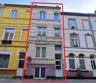 STATIGE RIJWONING met mogelijkheid 4 (of 5 ) slaapkamers. Deze woning ligt in de bruisende wijk nabij het UZ Sint-Lucas.In totaal 180 m² bewoonbare...