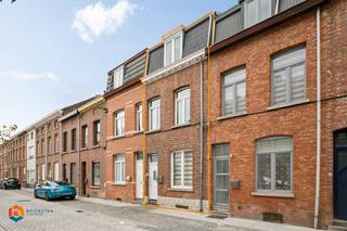 Op een goede locatie nabij het centrum van Mechelen bevindt zich deze ruime woning met 4 slaapkamers en stadstuin. U bevindt zich hier op wandelafstand van winkels, scholen, eet-en drankgelegenheden en het openbaar vervoer. <br /><br />We betreden de woning via de inkomhal. Vooraan de woning beschikt u over een eerste salon, gevolgd door een ruime badkamer uitgerust met inloopdouche, wc en lavabomeubel. Hier is ook plaats voorzien voor de wasmachine en droogkast. Daarnaast is er nog een tweede salon en de keuken, voorzien van de voornaamste toestellen. Hieruit heeft u toegang tot het overdekte terras en stadstuin. Via de nachthal op de eerste verdieping heeft u toegang tot twee ruime slaapkamers. Op de tweede verdieping beschikt u over nog twee slaapkamers wat deze woning ideaal maakt voor grotere gezinnen.<br />Ten slotte beschikt de woning nog over een kelder en zolder die u kunt gebruiken als extra opslagruimte.<br /><br />Dit is een uitstekende opportuniteit als u op zoek bent naar een ruimere woning met 4 slaapkamers op een goede locatie te Mechelen. Contacteer ons voor meer informatie op 0480 66 14 77 of neem een kijkje op www.boonstravastgoed.be .<br /><br />U bent verplicht om deze woning binnen de 5 jaar na aankoop grondig energetisch te renoveren tot minimum EPC-label D.<br /><br />Bijzonderheden:<br />- 2 zitkamers<br />- 4 slaapkamers<br />- Vlakbij centrum Mechelen