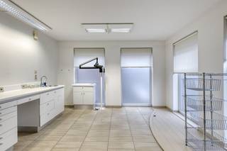 Indeling van het pand:- aparte inkom- sanitair- kitchenette- praktijkruimte- kelder/bergruimteDeze commerciële ruimte biedt...