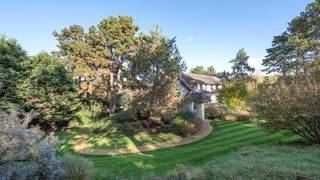 Prachtige en uitzonderlijk ruime eigendom, schitterend gelegen op 3.200 m², langs een rustig paadje, in hartje Zoute en op wandelafstand van...