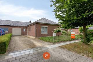 Een zeer goed onderhouden en traditioneel gebouwde gelijkvloerse woning (BJ: 1970). Goed ingedeeld met inkomhal, apart toilet, lichtrijke woonkamer en -te vernieuwen- keuken die uitgeven op de tuin. Naast de keuken is een praktische voorraadberging en de garage (met wasplaats). In de nachthal zijn 3 volwaardige slaapkamers en de (te renoveren) badkamer. Praktische bergzolder. Overal voorzien van CV (recente gascondensatieketel) . EPC-label C = GEEN Renovatieplicht. De proper onderhouden - zongerichte- tuin biedt alle rust en privacy. Rustig gelegen in een uiterst gezinsvriendelijke woonbuurt én met een vlotte verbinding naar de belangrijkste invalswegen.