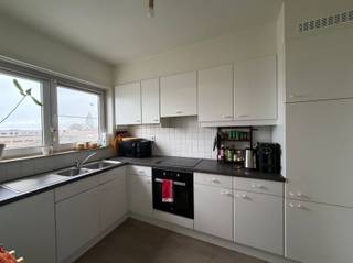 <p><span>Aanrader! Goed gelegen ruim appartement met twee slaapkamers en zonnig terras.</span></p><p><span>Dit appartement is als volgt ingedeeld: inkomhal, gasten toilet, ruime leefruimte van 45m², aparte keuken, nachthal, twee slaapkamers en badkamer.</span></p><p><span>Aangenaam terras om op te vertoeven. Parkeerplaats en garage mee inbegrepen in de prijs. Algemene kosten: 90euro/maand.</span></p><p><span>Contacteer Anouk van Pattymo 0476/63.56.28 of anouk@pattymo.be voor meer info of bezoek.</span></p><p><span> </span></p>