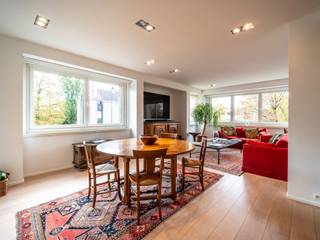 Op een van de meest prestigieuze lanen van Ukkel, prachtig penthouse volledig gerenoveerd in 2016 met een oppervlakte van circa ± 187 m².<br /><br />Deze laatste bestaat uit een inkomhal met garderobe, ruime recepties waaronder een woonkamer met openhaard en een eetkamer die uitkomt op een groot, ideaal georiënteerd (Zuid/ West) terras van ± 40 m², een super ingerichte keuken met Amerikaanse koelkast en wasruimte. Het nachtgedeelte omvat een nachthal met ingebouwde kasten, de hoofdslaapkamer met kleedkamer en en-suite badkamer en toegang tot het terras, een extra slaapkamer met en-suite badkamer suite, mogelijkheid tot derde slaapkamer met douche kamer.<br /><br />Anderen : een dubbele garage in optie (100,000€) en twee kelders.<br /><br />De Sterrenwacht of het Observatorium is een groene en rustige omgeving, in de buurt van kleine winkels en openbaar vervoer en dicht bij verschillende scholen. Dit is een gastvrije familiale buurt.<br /><br />Voor meer informatie kunt u contact opnemen met Grégoire Bryssinck +32 493 51 29 00