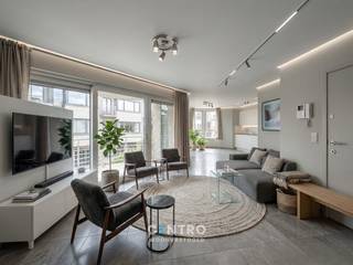 Instapklaar appartement (°2010) met ZUIDWEST-gericht terras op wandelafstand van de hoofdstraat (Kerkstraat) en de Zeedijk in een rustige residentie met slechts 3 appartementen te Wenduine!<br /><br /><strong>INDELING:<br /><u><em>Eerste verdieping:</em></u></strong><br />Inkom - lichtrijke living - ingerichte open leefkeuken (O.a. met gasfornuis, dampkap, dubbele spoelbak, combi-oven frigo én vaatwasmachine) - koele berging (met alle voorzieningen voor wasmachine en droger) - hal met vestiaire - afzonderlijk gastentoilet (met lavabo) - badkamer 1 (O.a. met dubbel lavabomeubel en ligbad met geïntegreerde douche) - slaapkamer 1 - slaapkamer 2 - slaapkamer 3 met badkamer 2 (O.a. met lavabomeubel, hangtoilet en ruime douche) - RUIM ZUIDWEST-gericht terras met uitzicht over de rustige straat.<br /><br /><u><strong>Opmerkingen:</strong></u><br />- ENERGIEZUINIG appartement: Epc = 168 kWh/m2.<br />- Elektriciteit volledig GOEDgekeurd!<br />- LIFT aanwezig.<br />- Videofonie aanwezig.<br />- Overal DUBBELE beglazing (PVC).<br />- Gemeenschappelijke fietsenberging aanwezig.<br />- Alle GORDIJNEN blijven hangen.<br /><br />Interessant appartement op wandelafstand van alle winkels, het openbaar vervoer en het strand! Geschikt als hoofdverblijf én als tweede verblijf! Aarzel zeker niet om ons te contacteren voor een bezoek ter plaatse: 050/70.01.02 - info@centro.be.