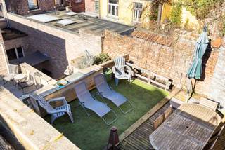 <p>In het hart van Geraardsbergen, op wandelafstand van de Markt, bevindt zich deze uitzonderlijk ruime stadswoning met maar liefst zes slaapkamers. Dankzij de drie volwaardige verdiepingen en de doordachte structuur biedt deze eigendom tal van mogelijkheden, onder andere voor wie een meergezinswoning wenst te creëren of een tweede woonentiteit wil voorzien.</p>
<p>De woning werd in 2006 reeds gedeeltelijk gerenoveerd, waarbij onder meer betonnen gewelven werden geplaatst. Hoewel hier en daar nog afwerking mogelijk is, beschikt het pand over een solide basis en een praktische indeling.</p>
<p>Een extra troef zijn de vier verschillende terrassen die verspreid over het pand aanwezig zijn, waardoor u op elk moment van de dag van een buitenruimte kan genieten. Achteraan bevindt zich bovendien een tuin die rechtstreeks toegankelijk is via de Visstraat. Hierdoor kan het perceel zowel via de Penitentenstraat als via de Markt van Geraardsbergen bereikt worden.</p>
<p>Een bijzonder ruim en veelzijdig pand op een toplocatie in het centrum van Geraardsbergen, ideaal voor grote gezinnen, co-housing of wie wonen en investeren wil combineren. <br /><br />Meer info? Een bezoek? Bel Jordi 0477/32.61.53</p>