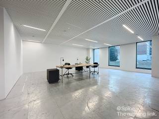 Ideaal gelegen in de Europese wijk en in de buurt van alle Europese instellingen, biedt SCIENCE 12 u een aangename sfeer en een internationale werkomgeving, zowel in het gebouw als in de omgeving. U kunt genieten van het gemak van gemakkelijk pendelen en profiteren van het brede scala aan diensten in de buurt. Het gebouw is gerenoveerd met hoogwaardige materialen en ontwikkeld met hoge normen voor akoestische isolatie en een volledig scala aan moderne voorzieningen en technologieën. Zowel de lay-out als de modulatie zorgen voor een kantoorindeling op maat van uw behoeften. Een ideale opportuniteit voor bedrijven op zoek naar kwalitatieve kantoren op een toplocatie.<br /><br />Oppervlakte: 496 m².<br />Archief beschikbaar.<br />Excl. belastingen en kosten