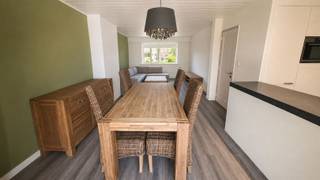 <p><span>In een autoluwe straat in wijk "oud Bloemendaal" op wandelafstand van Schoten centrum en nabij Schoten Vaart bieden wij u deze ruime goed ingedeelde EGW met leuke tuin.</span></p><p><span>De woning beschikt over een ruime leefruimte met ingerichte keuken en aansluitend een leefveranda met schuifraam naar de tuin met berging.</span></p><p><span>Op de eerste verdieping bevinden zich de badkamer met douche, lavabomeubel en toilet, 2 grote slaapkamers en een bureaukamer. Verder is er op de dakverdieping een afgewerkte zolder slaapkamer met velux ramen.</span></p><p><span>Mits verdere afwerking en is dit een ideale gezinswoning.</span></p><p><span>Interesse? Boek dan snel een afspraak en kom niet TE LAET!</span></p><p><span> </span></p><p><span> </span></p><p><span> </span></p>