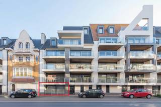 Fantastisch gelijkvloers appartement met 2 slaapkamers te koop te Middelkerke, Koninginnelaan 15. Het recente (2015) appartement met twee...