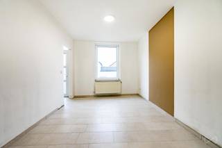 Située à proximité directe de toutes les facilités, cette superbe maison 3 CH remise à neuf (+ GRANGE d'environ 65 m² sur deux espaces de 30 m²)...
