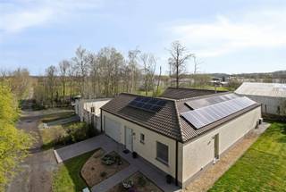 In een groene en bijzonder rustige omgeving bevindt zich deze recente en perfect onderhouden bungalow (2019), waar hedendaags wooncomfort...