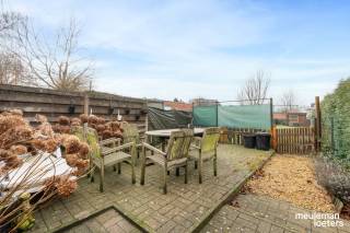 Deze woning is gelegen in de gezellige dorpskern van Loppem, op wandelafstand van verschillende handelszaken, de dorpsschool, openbaar vervoer en vlakbij belangrijke verbindingswegen. <br /><br />Op de gelijkvloerse verdieping vinden we een aangename leefruimte met eet- en zithoek, een keuken met een achterliggende badkamer. Vanuit de keuken is het terras toegankelijk.<br /><br />Op de eerste verdieping bevinden zich de masterbedroom en een polyvalente ruimte, die dienst kan doen als thuiskantoor of hobbyruimte.<br /><br />Via een vaste trap is de tweede verdieping toegankelijk waar een tweede, ruime slaapkamer gelegen is.<br /><br />Bij de woning hoort een ruime garagebox voorzien van elektriciteit en een aangename zuidgerichte tuin.<br /><br />De woning beschikt over een gekeurde elektrische installatie.<br /><br />De woning is onderworpen aan de renovatieplicht (EPC score E).<br /><br />De woning is vrij bij akte.<br /><br />Meer info op kantoor.<br />