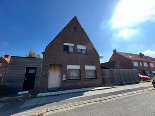 Eigendom (af te breken open bebouwing met grote garage) en met veel potentieel op een ruim ( 1062 m² ) en rustig perceel grond.Verkavelingsdossier...