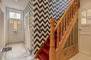 Nabij de Kruispoort (Dampoortstraat) te Sint-Kruis, centraal gelegen aan de stadsrand van Brugge bevindt zich dit gerenoveerd, klassevol huis te koop op een perceel van 533m² met 5 slaapkamers, 3 badkamers, garage, uiterste ruime kelder en een gunstig georiënteerde tuin. Dit luxueus huis werd met kwalitatieve materialen duurzaam gerenoveerd (EPC 151) geniet van een gunstige locatie vlakbij de Brugse vesten, buurtwinkels, scholen, openbaar vervoer, warenhuizen, sportcentrum...<br />Indeling:<br />Gelijkvloers (circa 110m²):<br />- Inkomhal (12m²) met gastentoilet;<br />- ruime, lichtrijke woonkamer (65m²) met gashaard en zicht op de gunstig georiënteerde tuin (533m²);<br />- compleet uitgeruste keuken (15m²);<br />- garage (18m²) met automatische poort.<br />1ste verdieping (circa 83m²):<br />- Nachthal (8m²);<br />- slaapkamer 1 (12m²);<br />- slaapkamer 2 (16m²);<br />- badkamer 1 (12m²) met inloopdouche en dubbele lavabo in meubel;<br />- badkamer 2 (10m²) met lavabo in meubel, ligbad en toilet;<br />- slaapkamer 3 (25m²) met ingemaakte kasten.<br />2de verdieping (circa 57m²):<br />- Nachthal (8m²);<br />- slaapkamer 4 (24m²);<br />- slaapkamer 5 (13m²);<br />- badkamer 3 (12m²) met ligbad, lavabo in meubel en toilet. <br />3de verdieping (circa 21m²):<br />- Zolder (21m²) toegankelijk via vlizotrap. <br />-1°V. (circa 88m²):<br />- Uiterst ruime kelder (88m²) omvattende: keuken, wc, opbergruimte...
