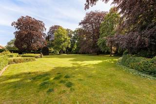 Verscholen in een uitzonderlijk groen en rustig parkdomein van maar liefst 5.783 m² bevindt zich dit stijlvolle en instapklare appartement van ca. 133 m². De residentie geniet van een gegeerde ligging in een charmante eenrichtingsstraat, op wandelafstand van de oude dorpskern van Schilde en de kerk.<br /><br />Bij het binnenkomen verwelkomt een verzorgde inkomhal u in de lichtrijke leefruimte met warm eiken parket. De royale woonkamer wordt gekenmerkt door een raampartij die een prachtig zicht biedt op de volwassen parktuin. Aansluitend bevindt zich een aangenaam terras van ca. 10 m², waar u in alle rust kunt genieten van het groene decor.<br />De naastgelegen, tijdloze witte keuken is uitgerust met kwalitatieve toestellen en beschikt over een praktische berging/wasplaats. Verder werd er voorzien in een gastentoilet met handenwasser, drie comfortabele slaapkamers op parket en een ruime badkamer voorzien van ligbad, toilet en dubbel lavabomeubel. Daarnaast is er een aparte douchekamer voorzien van lavabomeubel en douche.<br /><br />Het appartement verkeert in uitstekende staat van onderhoud en is volledig instapklaar. Alle leefruimtes zijn afgewerkt met kwaliteitsvol eiken parket; inkomhal, keuken, berging, badkamers en toilet zijn voorzien van duurzame tegelvloeren.<br /><br />Bij het appartement horen eveneens een ruime ondergrondse staanplaats (verplicht bij aan te kopen 15.000 euro) en een private berging. Daarnaast beschikt de residentie over een gemeenschappelijke fietsenberging. De maandelijkse bijdrage voor de gemeenschappelijke delen bedraagt circa €225 en omvat onder meer het onderhoud van het prachtige parkdomein dat toegankelijk is voor alle bewoners.<br /><br /><br /><br />Troeven:<br />Ruim appartement van ca. 133 m²<br />Parkdomein van 5.783 m²<br />Lichtrijke woonkamer met zicht op de parktuin<br />Terras van ca. 10 m²<br />Drie slaapkamers en twee badkamers<br />Vloerverwarming <br />Ondergrondse staanplaats en private berging <br />Gemeenschappelijke fietsenberging<br />Rustige topligging nabij het centrum van Schilde<br />EPC: 214 kWh/m² jaar – Label C<br />Instapklaar en uitstekend onderhouden<br /><br />Een unieke woonkans voor wie op zoek is naar ruimte, comfort, privacy en een uitzonderlijke groene omgeving op een toplocatie in Schilde.<br /><br />De het grondplan, het EPC en de asbestinventaris kan u reeds bekijken via de Wellimmo-site ('documenten')<br /><br />📩 Meer info of een bezoek: info@wellimmo.net<br />📞 03/225 00 68