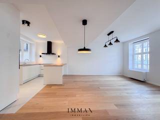 In het historische hart van Brugge, op een absolute toplocatie langs de iconische reien, bevindt zich dit uitzonderlijke renovatieproject...
