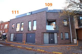 Deze woning is gebouwd in 2017 en het betreft een energiezuinige, kwalitatief afgewerkte & lichtrijke bél-etagewoning met 3 niveau's, 3 terrassen,...