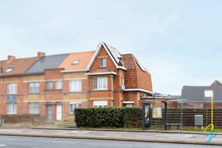 Instapklare halfopen bebouwing gelegen aan de stadsrand van Geraardsbergen, op wandelafstand van het centrum, station en winkels.<br />Deze woning beschikt over 5 garages.<br /><br />Indeling:<br />Gelijkvloers: inkomhal, grote living met eetplaats, keuken.<br />Eerste verdieping: 2 slaapkamers en een doucheruimte met toilet.<br />Tweede verdieping: 2 slaapkamers<br />Kelder: deels ingericht als leefruimte, deels als berging en een badkamer met lavabo, bad en toilet.<br /><br />Centrale verwarming op gas, in living kachel op aardgas. Airco's (warm/koud). 17 zonnepanelen en een thuisbatterij.<br />EPC B<br />Elektriciteit is volledig conform. <br />Instapklaar – zowel voor eigen bewoning als voor investering.<br />Toplocatie: gelegen nabij scholen, winkels en vlotte verbindingswegen.<br /><br />Meer info? Een bezoek? Bel Isabelle 0498/10.69.56 of mail: isabelle@cornelis-goeman.be