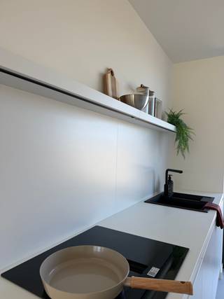 <p><strong>Bezoek dit project tijdens de Nieuwbouwzondag op 25 oktober tussen 14u en 16u!</strong><br /><br /><strong>Hedendaags wonen in het groene hart van Kortenaken</strong></p>
<p>Welkom in project Comperenberg, een stijlvolle nieuwbouwontwikkeling waar rust, duurzaamheid en wooncomfort perfect samenkomen. Dankzij de landelijke ligging geniet je van een groene omgeving, terwijl het dorpscentrum met winkels, scholen en andere voorzieningen zich op wandelafstand bevindt.</p>
<p>Deze moderne woning werd ontworpen met het oog voor kwaliteit, energiezuinigheid en een praktische indeling. Met een warmtepomp, zonnepanelen, ventilatiesysteem D en een E-peil van maximaal 20 ben je verzekerd van een duurzame en toekomstgerichte woning.</p>
<p><strong>Indeling</strong></p>
<p>- Gelijkvloers 0: Inkomhal, leefruimte, open keuken, gastentoilet, garage of carport, tuinberging en een tuin met terras</p>
<p>- Verdieping 1: Nachthal, 3 slaapkamers, badkamer, berging of apart toilet</p>
<p>- Verdieping 2: Ruime zolder bereikbaar via een vaste trap</p>
<p><strong>Troeven:</strong></p>
<p>- Energiezuinige nieuwbouw</p>
<p>- E-peil van (ongeveer) 20 met warmtepomp en zonnepanelen</p>
<p>- Rustige en groene ligging</p>
<p>- 6%% btw mogelijk onder voorwaarden</p>
<p>Interesse? Contacteer ons via 013 31 14 00 voor meer informatie of plan vrijblijvend een bezoek aan de kijkwoning. </p>