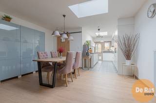 <strong>AALST – Kwalitatief gerenoveerde woning met 3 slaapkamers en tuin</strong><br /><br />Deze uitzonderlijke woning bevindt zich in een rustige zijstraat van de Gentsesteenweg, op wandel- en fietsafstand van winkels, scholen en openbaar vervoer, met een vlotte verbinding naar het centrum van Aalst en de belangrijkste invalswegen.<br /><br />De woning onderging een grondige renovatie met bijzondere aandacht voor energiezuinigheid, wat resulteert in een gunstig EPC-label A. Dit is onder meer te danken aan de aanwezigheid van vloer-, wand- en dakisolatie, nieuwe ramen, nieuwe verwarmingsinstallatie en zonnepanelen. Naast de energetische optimalisaties werd ook sterk ingezet op duurzame en kwalitatieve materialen. Alles werd met de grootste zorg afgewerkt, waarbij elke beschikbare ruimte optimaal werd benut.<br /><br />Op het gelijkvloers beschikt de woning over een inkomhal met gastentoilet, een lichtrijke en gezellige woonkamer met open, volledig geïnstalleerde keuken, en een afgesloten bijbouw die momenteel ingericht is als zithoek met zicht op de tuin. Deze ruimte kan ook perfect dienen als eetkamer, bureau of ontspanningsruimte. Verder vindt u hier nog een ruime badkamer en een praktische wasplaats/fietsenberging. Op de eerste verdieping bevindt zich een nachthal, een apart toilet en twee volwaardige slaapkamers. De zolderverdieping is bereikbaar via een vaste trap en werd ingericht als derde slaapkamer.<br /><br />De achterliggende tuin biedt de nodige rust en privacy en maakt het geheel compleet.<br /><br />info en bezoek: 053/60.65.60.<br />De vermelde prijs is een richtprijs. Na ontvangst van de biedingen zal de verkoper beslissen of hij/zij de eigendom verkoopt aan het beste bod. De richtprijs is aldus niet bindend voor de verkoper. Voor meer info kunt u ons contacteren of het reglement raadplegen op onze website..