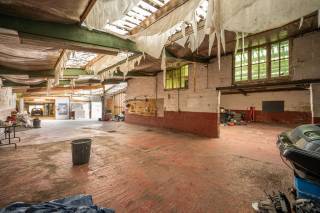 Op een rustige en landelijke locatie in Hoegaarden bevindt zich deze verder te renoveren woning (verdiep 1 en 2 zijn reeds gerenoveerd) met een bijzonder ruime hangar/opslagruimte. Een eigendom met karakter en vooral veel potentieel, ideaal voor wie op zoek is naar een renovatieproject met extra ruimte voor wonen, werken, opslag of een zelfstandige activiteit. <br /><br />De woning omvat op het gelijkvloers een living met eetplaats, een keuken, een badkamer en twee extra polyvalente ruimtes. Deze ruimtes bieden heel wat mogelijkheden en kunnen, afhankelijk van de gewenste indeling en renovatie, perfect worden ingericht als bureau, hobbyruimte, speelkamer of extra leefruimte.<br /><br />Op de eerste verdieping bevinden zich 2 slaapkamers. Via een vaste trap is bovendien de ruime zolderverdieping bereikbaar, die bijkomende mogelijkheden biedt voor uitbreiding of opslag.<br /><br />Een absolute troef is de ruime garage/opslagplaats of hangar, die zowel rechtstreeks vanaf de straat als via de ruime oprit toegankelijk is. De toegang via een industriële poort maakt deze ruimte bijzonder geschikt voor het stallen van voertuigen, materiaal, machines of het uitoefenen van een activiteit, mits de nodige vergunningen.<br /><br />Troeven:<br />Landelijke en rustige ligging in Hoegaarden<br />Verder te renoveren naar eigen smaak<br />Verschillende polyvalente ruimtes<br />Grote hangar/garage/opslagruimte<br />Ruime oprit <br />Toegang tot de hangar zowel via de straat als via de oprit<br />Tal van mogelijkheden voor wonen, hobby, opslag of werken<br />Interessant renovatieproject voor wie op zoek is naar ruimte en potentieel<br /><br />Een eigendom met ruimte, mogelijkheden en karakter, waar een grondige renovatie kan leiden tot een zeer veelzijdige woon- en werkplek.<br /><br />Laat u verrassen door de mogelijkheden die deze eigendom te bieden heeft en ontdek ter plaatse het volledige potentieel.