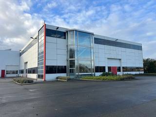 De multifunctionele magazijnruimte van 2.100 m², met een indrukwekkende hoogte tot 11 meter, is uitgerust met twee poorten, lichtstraten en...