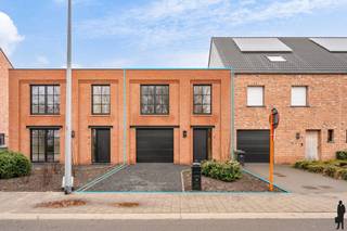 <p>Moderne, kwalitatieve <strong>nieuwbouwwoning</strong> met warmtepomp en zonnepanelen en <strong>weids</strong> groen uitzicht.</p>
<p>Deze recente en kwalitatieve nieuwbouwwoning met strakke belijning, met warme rode gevelsteen en zwart aluminium accenten is gelegen in een rustige, <strong>doodlopende straat</strong> in Essen-Heikant en combineert hedendaags wooncomfort met energiezuinige technieken en een prachtig weids zicht achteraan.<br /><br /><strong>Indeling</strong>:<strong><br />Gelijkvloers</strong><br />-Bij het binnenkomen wordt u verwelkomd in een stijlvolle inkomhal voorzien van<strong> ingemaakte kasten </strong>met geïntegreerde indirecte verlichting<br />-Apart gastentoilet met handenwasser en stijlvolle patroontegel<br />-<strong>Ruime leefruimte </strong>met grote raampartijen<br />-Moderne, <strong>luxueuze open leef keuken </strong>en straalt<strong> </strong>rust en verfijning uit en is volledig uitgerust met:<br />Combi-oven, dampkap met filtersysteem, inductievuur, vaatwasser, geïntegreerde koelkast, geïntegreerde diepvries<br />-Heel de beneden verdieping wordt verwarmd met <strong>vloerverwarming</strong><br /><br /><strong>Verdieping:</strong><br />-De bovenverdieping beschikt over <strong>3 volwaardige slaapkamers,</strong> allen afgewerkt met mooie parketegel en voorzien van vloerverwarming<br />-De luxueuze badkamer is een echte eyecatcher en werd afgewerkt met<strong> hoogwaardige materialen,</strong> waaronder een stijlvolle terrazzo-accentwand<br />De badkamer beschikt over:<br />-Dubbele lavabo met meubel en spiegelkasten<br />-Ruime inloopdouche met glazen wand<br />-Tweede toilet<br />-Handdoekverwarmer<br /><br /><strong>Garage &amp; buitenruimte:</strong><br />-Veilige, afgesloten garage met automatische poort<br />-Ingemaakte kast in de garage<br />-Buitenkraan voorzien<br />De woning beschikt over een<strong> volledig omheinde tuin</strong> met nieuw geplaatste afsluiting en een aangelegd terras<br />Achteraan geniet u van een weids groen zicht zonder directe inkijk<br /><strong><br />Troeven:</strong><br />-<strong>Warmtepomp</strong> lucht-water<br />-<strong>Vloerverwarming</strong> overal (behalve garage)<br />-Voor 2730Wp aan 4 <strong>zonnepanelen</strong> <br />-<strong>Regenwaterput</strong> van 10.000 liter<br />-Aluminium ramen met extra geïsoleerde profielen<br />-Op de constructie(390.000€) wordt 21% BTW gerekend en 12% op het grondaandeel(160.000€)</p>
<p>-<strong>BEN-</strong>woning<strong><br />- Bijgebouw </strong>12m2 kan bijgeplaatst worden<br /><br />Deze woning<strong> combineert energiezuinig wonen, moderne afwerking</strong> en een<strong> top ligging in Essen</strong><br />Ideaal voor gezinnen of wie comfortabel en toekomstgericht wil wonen.</p>