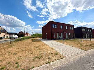 Ben je op zoek naar een splinternieuw, duurzaam en modern huis in Limburg? Deze woning in Leopoldsburg combineert hedendaags wooncomfort met een uitstekende ligging. Het betreft een halfopen bebouwing die als nieuwbouw volledig voldoet aan de strengste energienormen, waardoor het pand bijzonder energiezuinig is.<br /><br />De ligging biedt een vlotte verbinding naar de belangrijkste invalswegen en het levendige centrum van Leopoldsburg, wat het de ideale uitvalsbasis maakt voor gezinnen en koppels die op zoek zijn naar rust én comfort.<br /><br />Indeling :<br /><br />Gelijkvloers: <br /><br />- inkomhal <br />- woonkamer <br />- keuken <br />- toilet <br />- berging <br />- tuin met terras <br /><br />Verdiep +1: <br /><br />- nachthal<br />- 3 slaapkamers <br />- badkamer <br />- berging <br /><br />Extra info:<br /><br />- bovenverdieping voorzien van een airco<br />- EPB: +A<br /><br /><br />De snelste manier om een bezoek te brengen aan deze woning? Vraag je bezoek aan via de rode knop op onze website (www.dewaele.com).<br /><br />Telefonisch kunnen er geen afspraken gemaakt worden. Bij andere vragen kun je ons telefonisch contacteren via 011 30 50 50.<br /><br />Tot binnenkort!