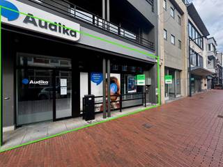 Op een strategische ligging langs de Roeselaarsestraat 64 in Izegem bevindt zich dit instapklare handelspand van ca. 131 m². Dankzij de uitstekende visibiliteit en centrale bereikbaarheid vormt dit pand de ideale uitvalsbasis voor wie professioneel wil groeien op een zichtlocatie.<br /><br />Bij het binnenkomen wordt u verwelkomd in een verzorgde inkom- en wachtruimte die meteen vertrouwen uitstraalt naar uw cliënteel. Aansluitend bevinden zich meerdere afzonderlijke bureelruimtes, perfect geschikt voor consultaties, meetings of administratieve doeleinden. Achteraan ontdekt u een ruime, polyvalente open ruimte die zich flexibel laat indelen volgens uw activiteit.<br /><br />Het pand is bovendien uitgerust met alle nodige praktische voorzieningen, waaronder een kitchenette, sanitaire ruimtes (inclusief aangepaste faciliteiten) en voldoende bergruimte. De aanwezige technische installaties dragen bij tot een vlot en comfortabel gebruik.<br /><br />Een absolute troef is de privatieve stadstuin, die niet alleen zorgt voor extra lichtinval, maar ook voor een aangename en rustige werkomgeving – een zeldzaam pluspunt in een commerciële setting.<br /><br />Op zoek naar een commercieel pand met uitstraling én mogelijkheden? Contacteer ons vandaag nog voor meer informatie of een bezoek. Wij begeleiden u graag verder.<br /><br />