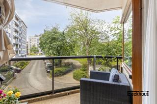 Ontdek dit unieke appartement in residentie 'Parkzicht' op gegeerde ligging met prachtig open zicht op groen &amp; vlakbij het strand, het centrum, winkels en bus- &amp; tramhaltes! <br />Het appartement is ingedeeld als volgt: inkomhal, zeer ruime leefruimte met prachtige parketvloer en zonneterras, een aparte ingerichte keuken met aangrenzende berging (met aansluiting voor wasmachine), 3 slaapkamers waarvan 1 met ensuite badkamer met dubbel lavabomeubel, douche en toilet. Tevens is er nog een apart toilet en een extra douchekamer met lavabomeubel. Twee van de drie slaapkamers zijn ook voorzien van een terras aan de achtergevel. <br />Het appartement scoort een uitmuntend EPC-label A. Er is mogelijkheid tot aankoop van een (grote) garagebox in het gebouw. De garage heeft een automatische kantelpoort, is voorzien van een lichtpunt en stopcontact en biedt naast plaats voor een voertuig, nog ruimte voor extra stockage. <br />Het appartement is nog verhuurd aan goede huurders en komt vrij op 01/03/2027.