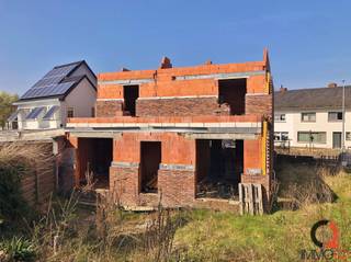 <p><strong>Af te werken constructie van een tweewoonst op perceel van 10 A 14 CA vlakbij centrum van Paal met alle voorzieningen. <br /></strong><br />Constructie van een tweewoonst met een totale bewoonbare oppervlakte van maar liefst 365 m².<br />(Linkerwoning van 209 m² en rechterwoning van 156 m²) <strong><br /></strong></p>
<p>Het perceel bevat achteraan een betonnen dek voor plaatsing tuinhuis of garage.<br /><br />De omgevingsvergunning is op heden vervallen en dient opnieuw aangevraagd te worden. <br />Eventuele bijstelling van het voorgenomen bouwproject naar eigen wens in samenspraak met dienst Ruimtelijke Ordening.</p>
<p><strong><u>Indeling linkerwoning:</u></strong></p>
<p><span>Kelder</span><br />+ Type: voorraadkelder <br /><u><br />Gelijkvloers<br /></u>+ Inkomhal<br />+ Apart toilet<br />+ Woonkamer bestaande uit eet-en zithoek<br />+ Keuken met zicht op de tuin<br />+ Koele berging</p>
<p><u> </u></p>
<p><u>Verdieping <br /></u>+ Nachthal<br />+ Slaapkamer 1<br />+ Slaapkamer 2<br />+ Badkamer<br />+ Berging</p>
<p><u>Zolderverdieping<br /></u>+ Bereikbaar via vaste trap <br />+ In te richten (45 m²)</p>
<p><strong><u>Indeling rechterwoning:</u></strong></p>
<p><u>Gelijkvloers: <br /></u>+ Woonkamer met eet-en zithoek<br />+ Keuken met zicht op de tuin<br />+ Apart toilet<br />+ Berging/wasplaats</p>
<p><u>Verdieping<br /></u>+ Nachthal<br />+ Slaapkamer 1<br />+ Slaapkamer 2<br />+ Badkamer<br />+ Berging</p>
<p><u>Zolderverdieping via zolderluik<br /></u>+ Bereikbaar via vaste trap <br />+ In te richten (35 m²)<u></u></p>
<p><strong>De vervallen omgevingsvergunning omvat het bouwen van een tweewoonst; de plannen van de architect zijn te verkrijgen op eenvoudig verzoek.</strong><br /><br />De tweewoonst heeft een zeer centrale en residentiële ligging, gelegen op +/- 500 m van het centrum van Paal, nabij winkels, scholen, openbaar vervoer en op een boogscheut van het op - en afrittencomplex van de autosnelweg E313.</p>