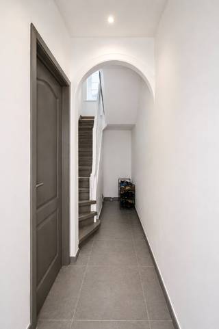Bent u op zoek naar een gezellige woning waar comfort, charme en een uitstekende bereikbaarheid perfect samenkomen? Dan is deze prachtige eigendom gelegen te Molleveld 6 in Terhagen (Rumst) absoluut een bezoek waard. Deze charmante woning bevindt zich op een rustige locatie, waar u kunt genieten van een aangename woonomgeving en de nodige privacy, terwijl u toch profiteert van een vlotte verbinding naar belangrijke invalswegen. Dankzij de nabijheid van onder andere de E19 en de A12 zijn steden zoals Antwerpen, Mechelen en Brussel eenvoudig bereikbaar.<br /><br />De woning werd met veel zorg onderhouden en is dankzij de moderne afwerking en het gunstige EPC-label B volledig klaar om onmiddellijk te betrekken. Hier hoeft u niet te renoveren en kunt u meteen genieten van een comfortabele en energiezuinige thuis.<br /><br />Bij het binnenkomen wordt u verwelkomd in de inkomhal die toegang geeft tot de gezellige en lichtrijke leefruimte. Dankzij de open indeling geniet de leefruimte van een aangename connectie met de moderne open keuken, wat zorgt voor een warme, uitnodigende sfeer. De hedendaagse keuken is praktisch ingericht en voorzien van een stijlvolle afwerking.<br /><br />Aansluitend aan de keuken bevindt zich de moderne badkamer, die volledig werd afgewerkt met oog voor comfort en uitstraling. Deze beschikt over een ruime douche, een lavabo en een toilet. Daarnaast is er nog een praktische bergruimte aanwezig met aansluiting voor een wasmachine. Deze ruimte biedt de perfecte oplossing voor het creëren van een aparte wasplaats en zorgt voor extra opberggemak.<br /><br />Op de eerste verdieping bevinden zich twee ruime slaapkamers. De zolderverdieping vormt bovendien een mooie extra troef van deze woning. Deze open ruimte biedt tal van mogelijkheden en kan perfect ingericht worden als thuiskantoor, hobbyruimte, ontspanningsruimte, speelkamer of extra bergruimte. Hierdoor beschikt de woning over heel wat flexibiliteit en groeimogelijkheden.<br /><br />Naast de uitstekende indeling en de instapklare staat, geniet deze woning ook van een bijzonder aangename ligging. U woont hier in een rustige omgeving met een dorps karakter, terwijl alle nodige voorzieningen, winkels, scholen en verbindingswegen binnen handbereik zijn.<br /><br />Deze woning is dan ook de ideale opportuniteit voor starters, jonge gezinnen of koppels die op zoek zijn naar een gezellige en moderne thuis zonder renovatiewerken. Een unieke combinatie van rust, comfort, energiezuinigheid en bereikbaarheid!