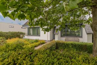 <p><span>PRIMA ONDERHOUDEN OPEN BEBOUWING MET TIJDLOZE ARCHITECTUUR, LOODS EN ZWEMBAD OP 19A 76CA.</span></p><p><span>Deze solide en ruime woning met achtergelegen atelier - loods biedt mogelijkheden voor ondernemers, mensen op zoek naar een huis met opslagruimte, hobbyruimte, ....</span></p><p><span>De centrale ligging langs de Lichterstraat en nabijheid van de N16 en A12 verzekert een optimale bereikbaarheid.</span></p><p><span>De ruime gezinswoning werd goed onderhouden en beschikt over een recente keuken, PV-installatie met 12 zonnepanelen, energiezuinige condensatieketel en airco.</span></p><p><span> </span></p><p><span>Gelijkvloers: Inkomhal / ruime, lichtrijke living met eetplaats en aangenaam salon (63 m²) afgewerkt met vloerbekleding in travertin, houtkachel / hedendaagse, kwalitatieve keuken met hoogwaardige toestellen o.a. inductiekookplaat, koffiemachine, wijnkoeler, combi-oven, vaatwasser,... / wasplaats - berging met douche / bureau / ruime garage (5,8 x 3,9m).</span></p><p><span>1ste verd.: Nachthal / master bedroom met dressing en airco (4,2 x 3,83m) / 3 slaapkamers (3,5 x 2,76m; 3,5 x 2,3m; 3,32 x 2,29m) / comfortabele badkamer met wastafel en douche.</span></p><p><span>Aangenaam terras / leuke tuin met zwembad / ruime tuinberging.</span></p><p><span>Loods met 2 sectionaalpoorten (72 m²).</span></p>