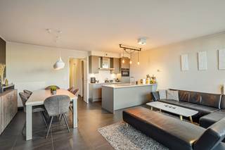 <strong>TE KOOP | Instapklaar gelijkvloers appartement in het centrum van Heist-op-den-Berg.</strong><br /><br /><strong>Comfortabel wonen op een toplocatie, met alle voorzieningen binnen handbereik!</strong><br /><br />Op zoek naar een instapklaar appartement op een centrale locatie?<br />Dit gelijkvloers appartement, gelegen aan de Postweg 25 bus 1 in Heist-op-den-Berg, combineert hedendaags wooncomfort met een uitstekende ligging.<br />Winkels, horeca en andere voorzieningen bevinden zich op wandelafstand.<br /><br /><strong>Indeling:</strong><br />Via de inkomhal kom je in de<strong> lichtrijke leefruimte met open keuken</strong>.<br />Verder omvat het appartement een <strong>praktische berging, een badkamer, een apart toilet en twee slaapkamers</strong>.<br />Aansluitend aan de leefruimte bevindt zich het <strong>terras</strong>.<br /><br /><strong>Er is een ondergrondse private autostaanplaats en een afzonderlijke kelderberging verplicht bij aan te kopen voor 25 000 EUR.</strong><br /><br /><strong>Technische kenmerken:</strong><br />Bouwjaar: 2013<br />Verwarming: centrale verwarming op aardgas<br />EPC: 118 kWh/m²/jaar | energielabel B<br /><br /><strong>Gemeenschappelijke kosten: ca. € 90 per maand.</strong><br /><br /><strong>Ontdek dit appartement online:</strong><br />Benieuwd naar de indeling en de mogelijkheden?<br />Bekijk de foto's en interactieve grondplannen op onze website.<br />🌐 www.wijns.be<br /><br /><strong>Interesse?</strong><br />Zie jij jezelf hier wonen?<br />Contacteer ons gerust voor meer informatie of een bezoek ter plaatse.<br />📞 0473/33 33 33<br />✉️ philip@wijns.be<br /><br />Misschien wordt dit wel jouw nieuwe thuis!