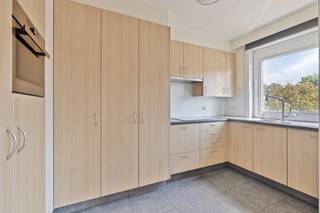 Perfect onderhouden, ruim 2-SLAAPKAMERapp. met 2 TERRASSEN op TOPLOCATIE met uiterst vlotte bereikbaarheid. Dit app (2°V) is in onberispelijke staat en huist in een verzorgde residentie met lift. Omvat: inkomhal met vestiaire en toilet, royale lichtovergoten living (grote raampartijen + parketvloer) met toegang tot het terras vooraan (met elektrische zonneluifel en zicht op het groen), ingerichte keuken (voorzien van: vaatwas, dubbele gootsteen, combi-oven, ijskast, inductiekookplaat, dampkap), 2 ruime slaapkamers, zonnig terras achteraan, vernieuwde badkamer (inloopregendouche, lavabomeubel, aansluiting wasmachine). Super locatie: vlakbij winkels, station, openbaar vervoer, centrum, invalswegen... Extra troeven: GOEDGEKEURDE ELEKTRICITEIT, dubbel glas in PVC, parlofoon, waterontharder, private KELDERberging. Mogelijkheid tot aankoop GARAGEBOX achterliggend het gebouw voor 30.000 EUR. Enkel uw meubels ontbreken nog!