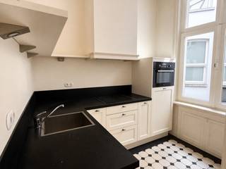 Authentiek 2-slaapkamer appartement op toplocatie.<br /><br />Op de derde verdieping van een statig hoekgebouw aan de Mechelsesteenweg en de Britselei bevindt zich dit prachtig gerenoveerde appartement in authentieke Art Nouveau-stijl. De ligging is ideaal: op wandelafstand van het stadscentrum en met vlotte aansluiting op het openbaar vervoer.<br /><br />GA NAAR WWW.DEBOERENPARTNERS.BE OM RECHTSTREEKS UW ONLINE AFSPRAAK IN TE PLANNEN<br /><br />Het appartement werd met zorg afgewerkt, met behoud van de originele elementen. De gemeenschappelijke delen ademen karakter, met een indrukwekkende trappenhal en een charmante, authentieke lift. Bovendien is er een conciërge aanwezig in het gebouw.<br /><br />Indeling:<br />Ruime inkomhal<br />Woonkamer van ca. 23 m²<br />Aparte eetkamer van ca. 17 m²<br />Volledig uitgeruste keuken met o.a. een ingebouwde vaatwasser<br />Twee slaapkamers (ca. 10 m² en 20 m²)<br />Badkamer met douche en wastafel<br />Apart toilet<br />Praktische berging met aansluitingen voor wasmachine en droogkast<br /><br />Bijzonderheden: <br />Algemene kosten: € 50/maand (voor onderhoud en verbruik van de gemeenschappelijke delen en de lift)<br />Beschikbaarheid: vanaf 15/04<br /><br />GA NAAR WWW.DEBOERENPARTNERS.BE OM RECHTSTREEKS UW ONLINE AFSPRAAK IN TE PLANNEN