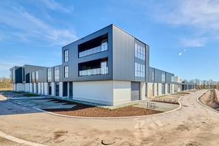 <p>KMO-unit te koop Genk - BEDRIJVENPARK KOMPELLAAN<br /><br />Bedrijvenpark Kompellaan: 21 moderne KMO-units langsheen de Kompellaan in Genk. Dit complex biedt kleine en middelgrote ondernemingen de perfecte plek om te starten, groeien en te innoveren. De unit 10 heeft een totaaloppervlakte van 516m² en beschikt over 4 parkeerplaatsen. De unit wordt casco opgeleverd. <br /><br />KMO-Unit 10<br />- oppervlakte: 169m² gelijkvloers &amp; 170m² 1e verdieping (21 m² terras) &amp; 177m² 2e verdieping (12m² terras)<br />- staalstructuur met geïsoleerde wanden en dak<br />- sectionaalpoort 4mbr x 4,2m<br />- 4 privatieve parkeerplaatsen<br />-liftvoorziening<br /><br />Voor meer info 011/39 90 50 of info@jansenrealestate.be<br />https://www.jansenrealestate.be/project-kompellaan/6190088/</p>