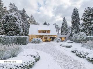 Deze ruime en verzorgde open bebouwing werd gebouwd in 1957 en volledig verbouwd (2021) tot een woning- en een horecagedeelte. Het domein met...