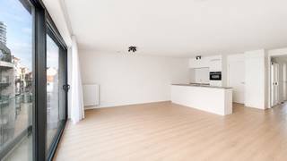 Mooi en groot appartement in een nieuwe residentie vlakbij de Delhaize en het strand van Heist-aan-Zee. Gebouwd in 2024 en conform alle hedendaagse normen. Energielabel A - Asbestvrij - Blanco elektrische keuring - Zonnepanelen, … . <br /><br />Indeling: Inkom, een aangenaam ruime leefruimte met een compleet ingerichte open keuken voorzien van alle hedendaagse toestellen, vanuit de woonkamer toegang tot het terras vooraan, achteraan twee volwaardige slaapkamers. Verder beschikt het appartement over twee modern afgewerkte badkamers, elk met douche, lavabo en toilet. Zowel aan de voor- als achterzijde is er een terras aanwezig.<br />Bergruimte met aansluiting voor de wasmachine op het appartement aanwezig. <br /><br />Huurprijs: €1.100 huur + €100 syndickosten + €125 inpandige autostaanplaats per maand. <br />Ongemeubeld en onmiddellijk beschikbaar.<br /><br />Verder is er plaats voorzien voor twee fietsen in de gemeenschappelijke fietsenberging in het gebouw en een privatieve kelderberging inbegrepen. <br /><br />Bezoeken? Graag na afspraak met Maxim Slabbinck op 050/89.27.70.