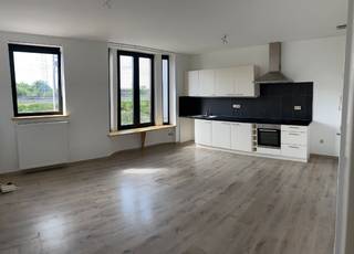 <strong>--- NIEUW --- Gerenoveerd en energiezuinig 1-slaapkamerappartement met ruim terras op toplocatie nabij Sint-Pietersstation!</strong><br /><br />Op zoek naar een instapklaar appartement op een uitstekende locatie in Gent? Dit volledig gerenoveerde 1-slaapkamerappartement combineert een rustige ligging met een vlotte bereikbaarheid. Dankzij de kwalitatieve afwerking, het zonnige terras van 10m² en het bijzonder lage energieverbruik is dit appartement ideaal voor wie comfortabel en centraal wil wonen.<br /><br /><strong>Troeven:</strong><br />- Volledig gerenoveerd en instapklaar appartement.<br />- Energiezuinig (EPC 106 kWh/m²).<br />- Ruime en lichtrijke leefruimte met open keuken.<br />- Eén volwaardige slaapkamer.<br />- Moderne doucheruimte aansluitend aan de slaapkamer.<br />- Afzonderlijk toilet.<br />- Praktische berging met aansluiting voor wasmachine.<br />- Berging kan tevens als bureauruimte gebruikt worden.<br />- Rustig gelegen terras van ongeveer 10m² aan de achterzijde van het gebouw.<br />- Volledig herschilderd.<br />- Centrale verwarming op aardgas met hoogrendementsketel.<br />- Fietsenberging aanwezig op het gelijkvloers.<br />- Geen bijkomende gemeenschappelijke kosten.<br /><br /><strong>Locatie & omgeving:</strong><br />- Uitstekende ligging nabij Sint-Pietersstation.<br />- Op korte afstand van UZ Gent en het Citadelpark.<br />- Vlotte verbinding met E17 en R4.<br />- Winkels, horeca en openbaar vervoer in de onmiddellijke omgeving.<br />- Rustige ligging met alle voorzieningen binnen handbereik.<br /><br /><strong>Beschikbaar vanaf: 01/08/2026.<br />EPC: 106 kWh/m² (B-label).<br />Huurprijs: €800/maand (geen bijkomende algemene kosten).<br />Domicilie verplicht.<br /><br />---</strong><br /><br /><strong>--- NEW --- Renovated and energy-efficient one-bedroom apartment with spacious terrace in a prime location near Ghent-Saint-Peter's Station!</strong><br /><br />Looking for a move-in ready apartment in an excellent location in Ghent? This fully renovated one-bedroom apartment combines peaceful living with outstanding accessibility. Thanks to its high-quality finish, sunny 10m² terrace and low energy consumption, this property is perfect for anyone looking for comfortable and central living.<br /><br /><strong>Highlights:</strong><br />- Fully renovated and move-in ready apartment.<br />- Energy-efficient (EPC 106 kWh/m²).<br />- Bright living room with open kitchen.<br />- One spacious bedroom.<br />- Modern shower room connected to the bedroom.<br />- Separate toilet.<br />- Practical storage room with washing machine connection.<br />- Storage room can also be used as a home office.<br />- Quiet 10m² terrace at the rear of the building.<br />- Freshly painted throughout.<br />- Gas central heating with high-efficiency boiler.<br />- Bicycle storage on the ground floor.<br />- No additional common charges.<br /><br /><strong>Location & surroundings:</strong><br />- Prime location near Ghent-Saint-Peter's Station.<br />- Close to Ghent University Hospital (UZ Gent) and Citadel Park.<br />- Easy access to the E17 and R4 motorways.<br />- Shops, restaurants and public transport nearby.<br />- Quiet setting with all amenities within easy reach.<br /><br /><strong>Available from: 01/08/2026.<br />EPC: 106 kWh/m² (B-label).<br />Rent: €800/month (no additional common charges).<br />Official domicile registration required. </strong>