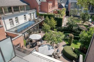 Residentie Jacobsmarkt omvat 65 hoogwaardige, door de Vlaamse Overheid erkende service-appartementen en is gelegen op een uitzonderlijk mooie locatie in hartje Turnhout. Volledig uitgerust met ontvangstbalie, bibliotheek, fitness, sauna/hammam enz., biedt dit project het meest volledige en smaakvol alternatief voor wie meent dat het tijd wordt om echt rustig te gaan genieten of op zoek is naar een goede belegging. <br /><br />Genieten, is dan ook het sleutelbegrip, want naast de nabijheid van alle Turnhoutse stadsfaciliteiten, geniet de koper van een dergelijke service-appartement de mogelijkheid tot service 'op maat'. Gaande van ontbijt en warme maaltijden op het appartement tot volledige medische dienstverlening. <br /><br />Dit appartement beschikt over een mooie woonkamer met aansluitend de keuken welke voorzien is van Miele toestellen. Koelkast, diepvries en afwasmachine. <br /><br />De slaapkamer sluit mooi aan met de woonkamer en is toegankelijk via de dubbele schuifdeur. Verder beschikt deze badkamer nog over een ruime douche, wastafel en toilet. <br /><br />Dit appartement is rolstoel vriendelijke en instap klaar. <br /><br />Aankoop onder registratierecht.<br /><br />EPC 117,4 kWh/m²