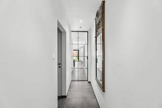 Nieuw te koop in Eeklo:Deze recent gerenoveerde woning is gelegen in de Visstraat in Eeklo, vlakbij scholen, winkels en openbaar vervoer.We betreden...