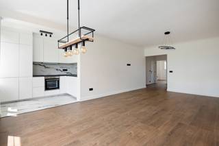 <p><span>Dit 2-slaapkamerappartement bevindt zich op de tweede verdieping van een kleinschalig gebouw in de residentiële buurt Oosterveld te Wilrijk, vlak bij de Prins Boudewijnlaan en het Sint-Augustinusziekenhuis. Scholen, winkels en openbaar vervoer bevinden zich op wandelafstand. Daarnaast geniet u van een vlotte verbinding richting Antwerpen en Brussel.</span></p>
<p><span>We betreden het appartement via de inkomhal, die toegang geeft tot een apart toilet, twee slaapkamers aan de achterzijde, een moderne badkamer en de leefruimte. Eén van de slaapkamers is voorzien van een zeer ruime ingemaakte dressing, die eventueel ook als derde kamer kan worden ingericht.</span></p>
<p><span>De lichtrijke leefruimte sluit mooi aan op de open keuken, die voorzien is van alle hedendaags comfort.</span></p>
<p><span>Een kelderberging is inbegrepen in de vraagprijs.</span></p>
<p><strong><span>EPC-label: B</span></strong></p>
<p><span>Aarzel niet om ons te contacteren voor een afspraak!</span></p>